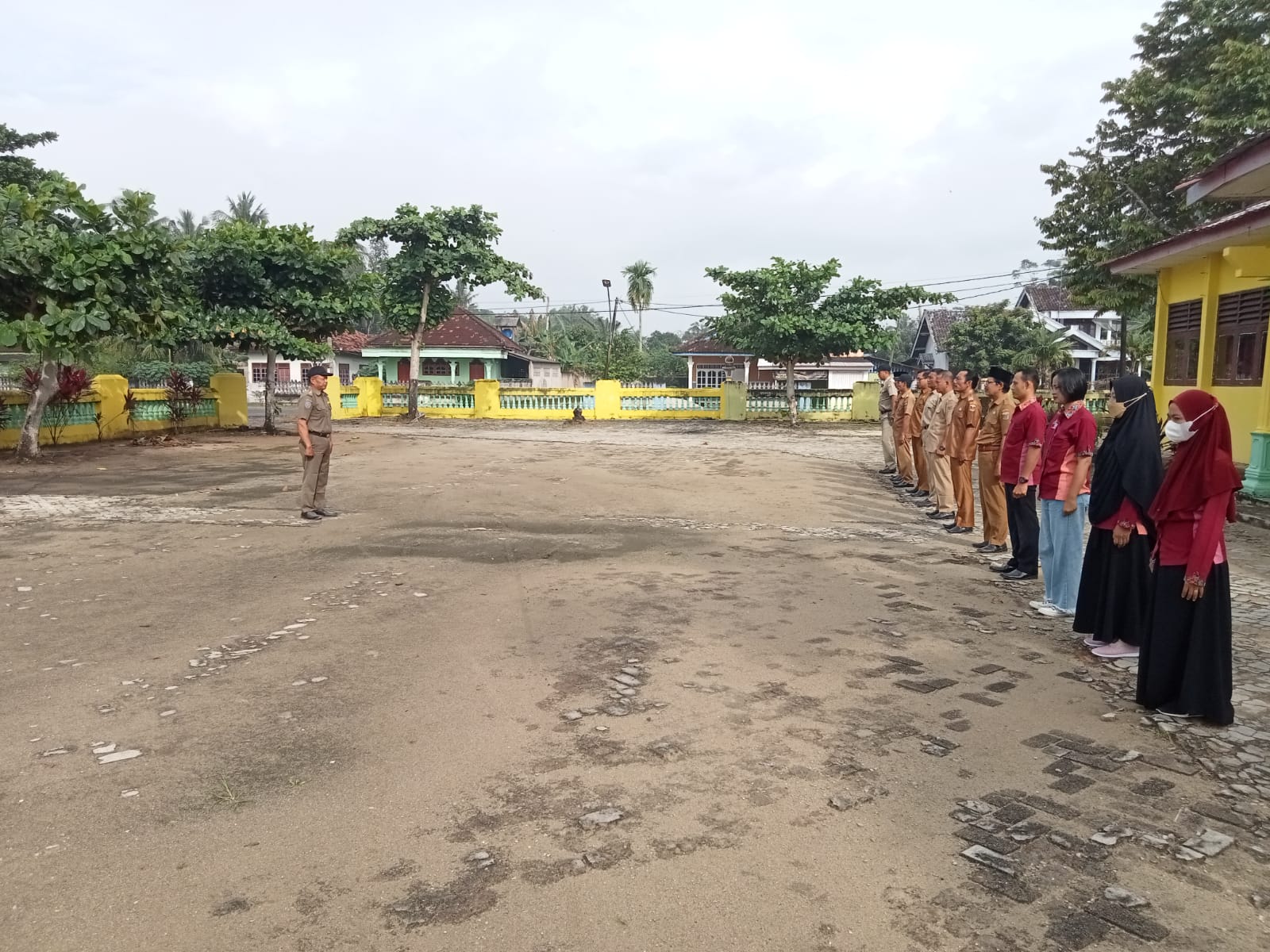 Kasi Trantibum memimpin Apel pagi di Halan Kantor Camat Bandar Surabaya